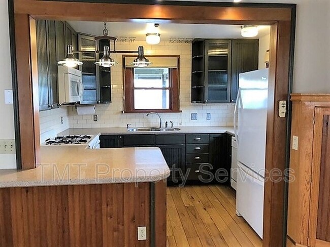 Building Photo - 579 Buchon St