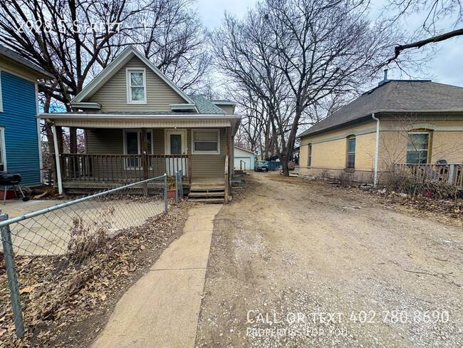 Building Photo - 3 bed 1 bath duplex with garage!