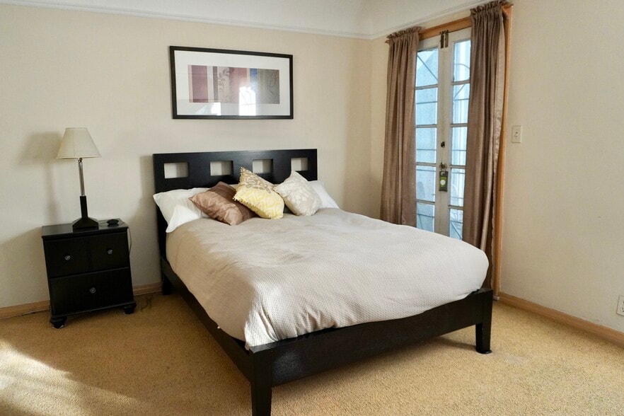 Building Photo - 1220 S Woods Ave