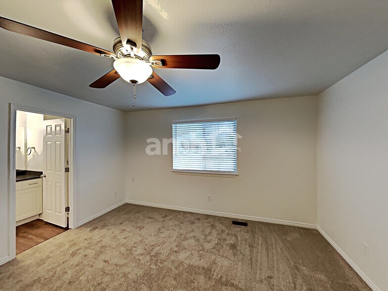 Building Photo - 2558 75 E