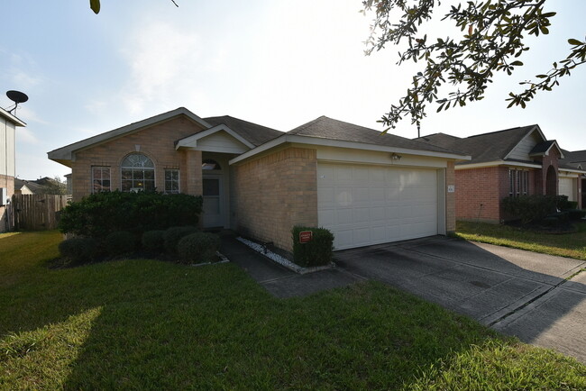 Building Photo - BEAUTIFUL 3 BEDROOM 2 BATH WITH WOOD TILE ...