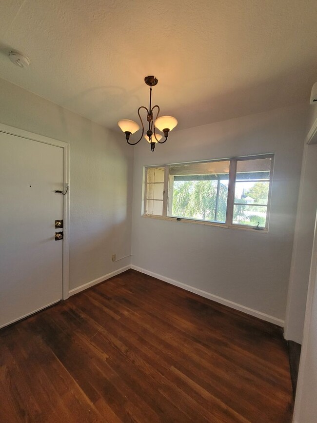 Building Photo - Renovated 2 bed 1 bath Spacious apt in the...