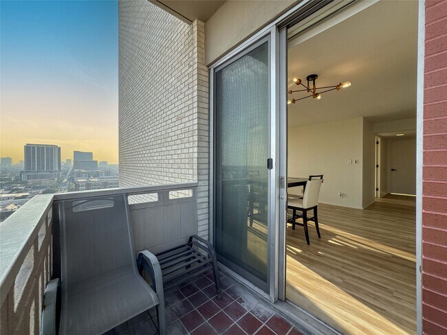 Building Photo - 2016 Main St