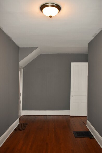 Bonus Room - 533 W Gray St
