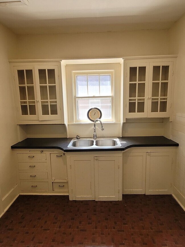 Building Photo - Charming home DOWNTOWN, steps from Columbia College