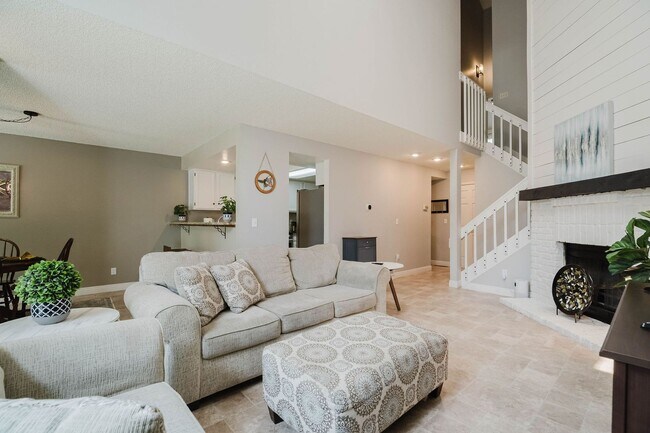 Building Photo - Gorgeous 3 Bed / 4 Bath Townhome in Centen...
