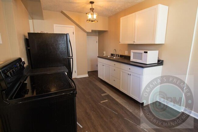 Building Photo - TRISARA 3129/3131 CASS ST