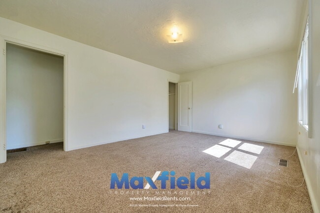 Building Photo - LEASE SPECIAL ! Sugarhouse Bungalow 2 BD 1 BA 1GA - 1500+ sq ft