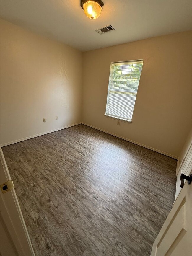 Building Photo - 3 Bed 2 Bath House With 2 Car Garage.