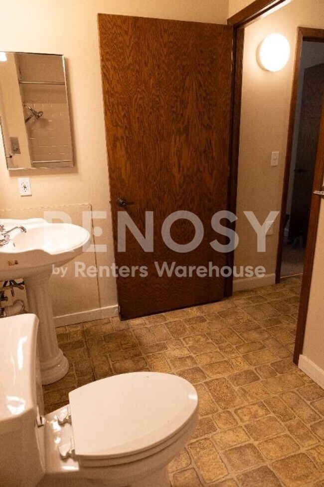 Building Photo - Available Now Spacious 1 bedroom 1 bath lower level Condo in Richfield -- 55+