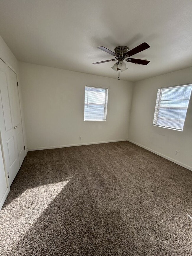 Building Photo - 1301 E 9th St