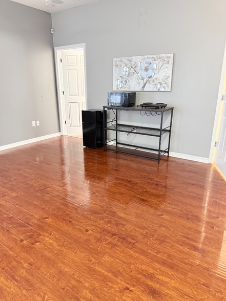 Building Photo - 305 E Hanlon St