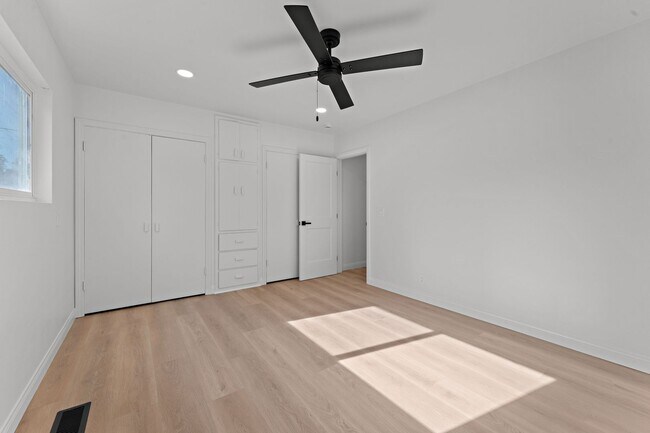 Building Photo - RV/trailer parking