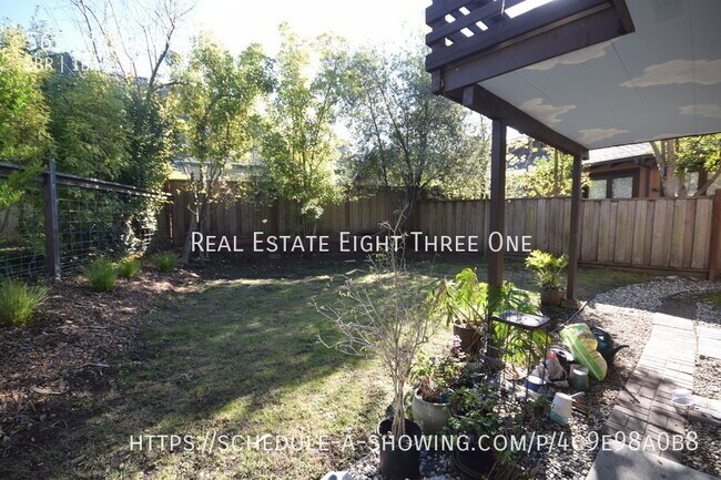 Building Photo - 565 Western Dr