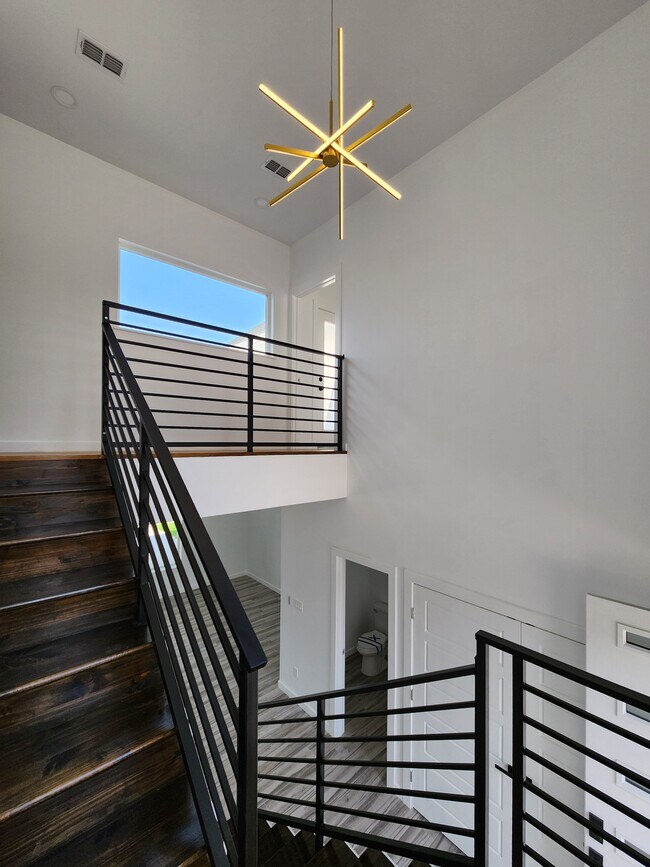 Building Photo - 706 W Seminole Ave