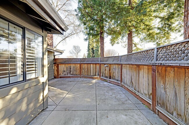 Building Photo - Beautiful Townhome in the Heart of Pleasanton