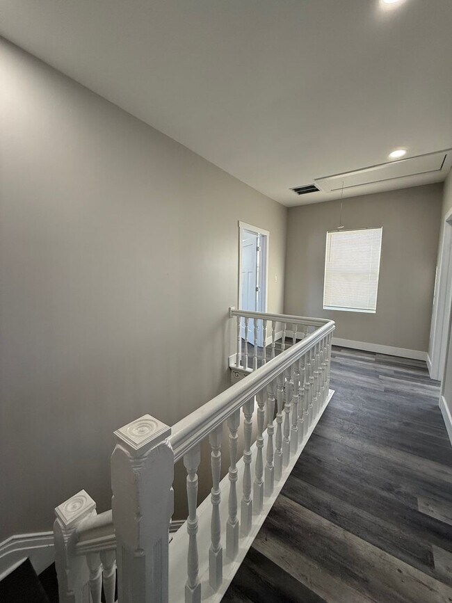 Building Photo - Newly Renovated 2 bedroom in Lincoln- Larimer