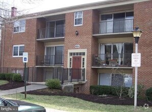 Building Photo - 884 College Pkwy