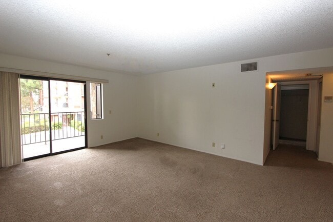 Building Photo - Large 2 bedroom 2 bathroom condo available...