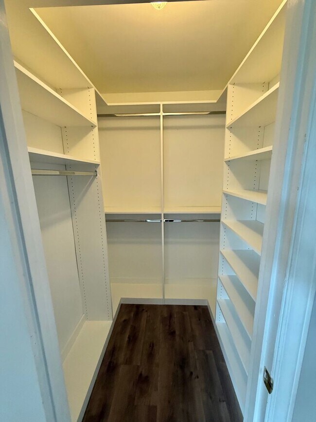 Building Photo - Fully Renovated 2 Bed, 2 Bath Ground-Floor...