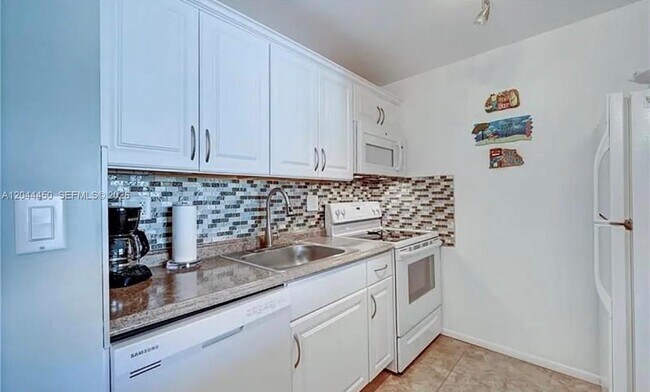 Building Photo - 4658 Bougainvilla Dr