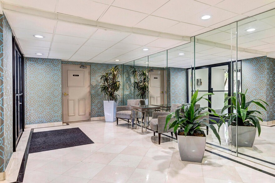 Building Photo - 1115 S Elm Dr