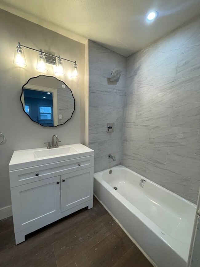 Building Photo - Stunning 5 bedroom 3 bath