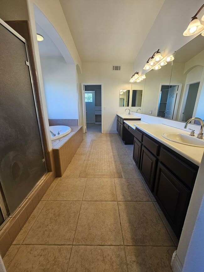 Building Photo - Executive home in South Corona!