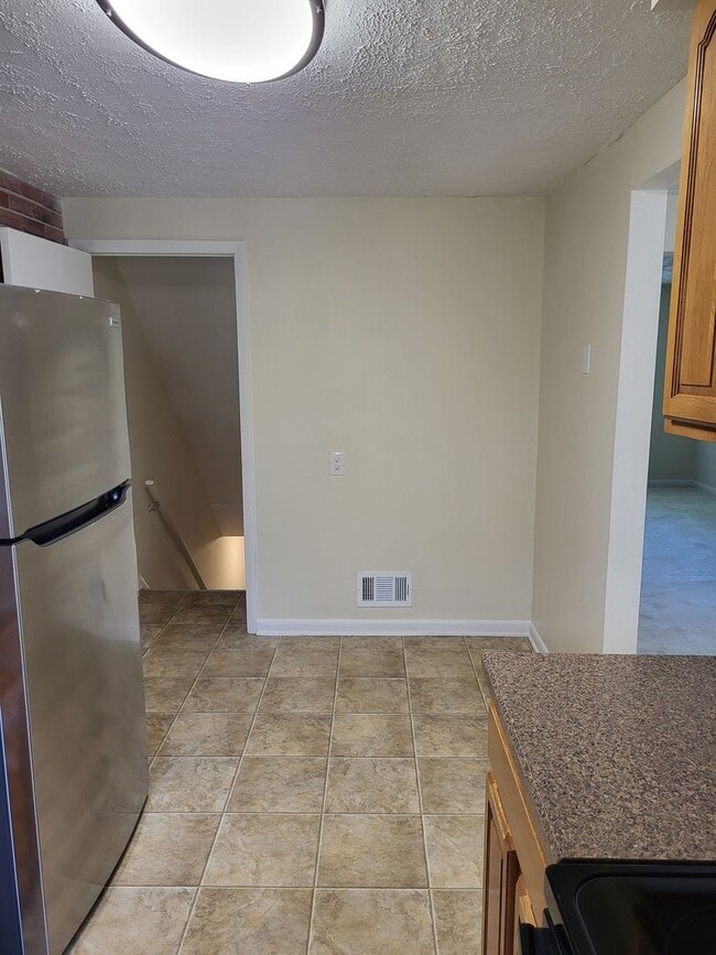 Building Photo - RARE 3-Bed Townhome in Fox Ridge Manor!