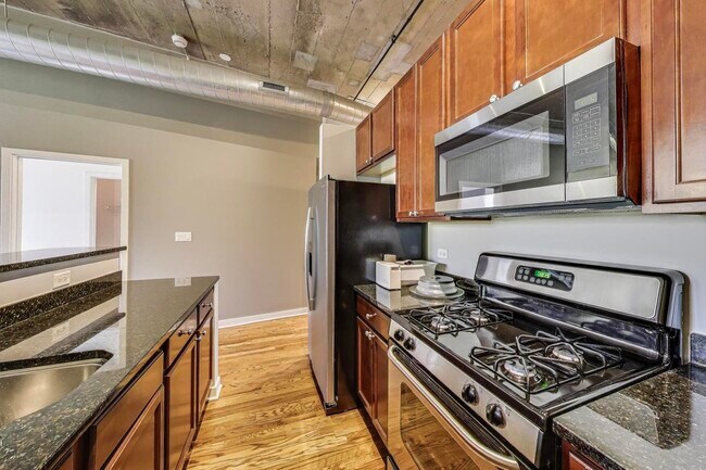 Building Photo - 1071 W 15th St
