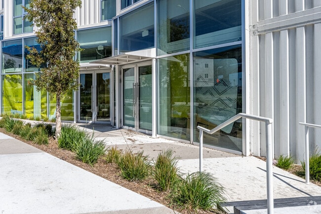 Building Photo - Isla de Los Angeles