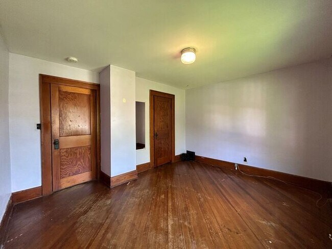 Building Photo - $1,800 | 3 Bedroom, 2 Bathroom Multi Floor...