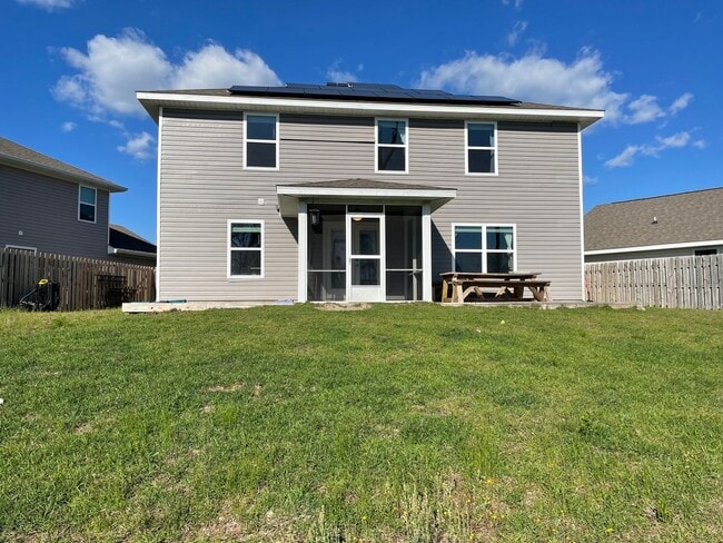 Building Photo - 4 bedroom 2 bath