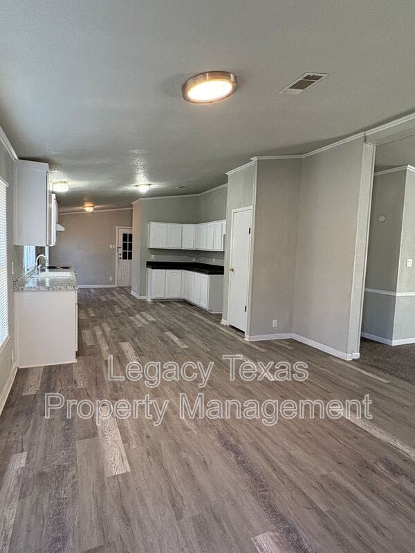 Building Photo - 404 E Westhill Dr
