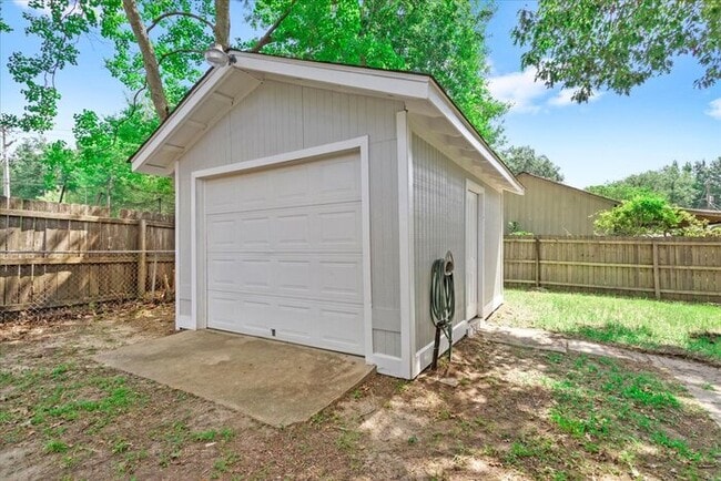 Building Photo - 122 Clarence Dr