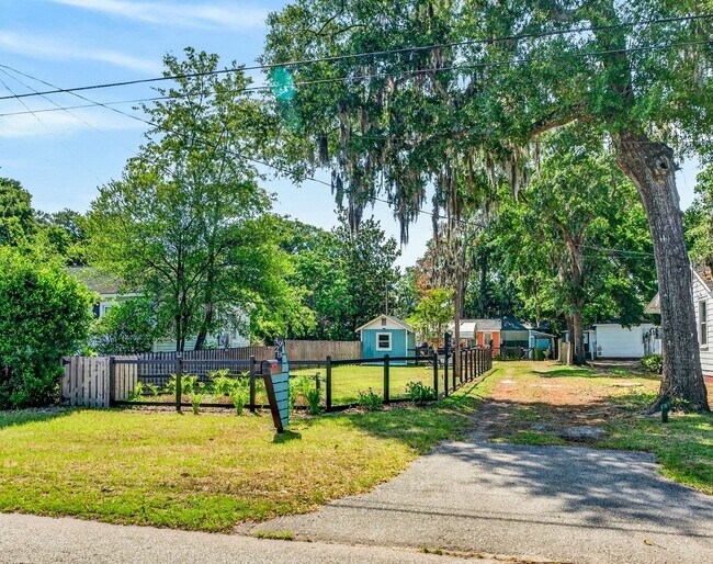 Building Photo - Move-In Ready Home Near Park Circle