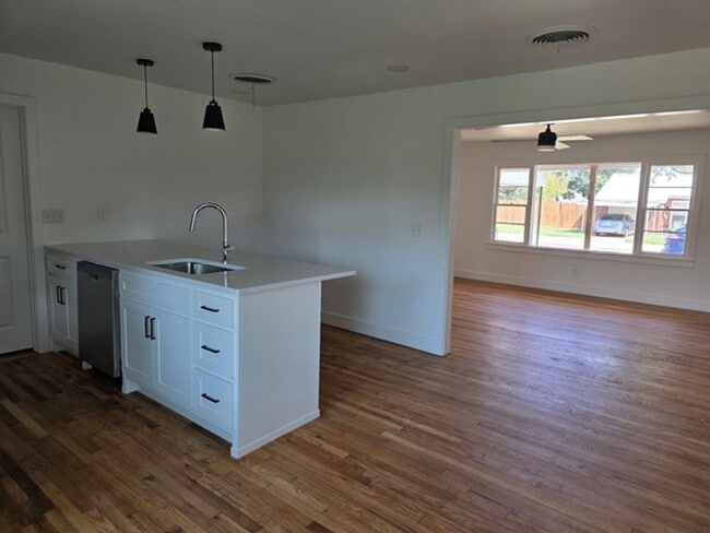 Building Photo - Beautifully Remodeled 3 bedroom Rental in ...