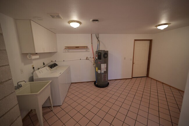Building Photo - 4 bed, 2 bath, split level home in Sequim,...