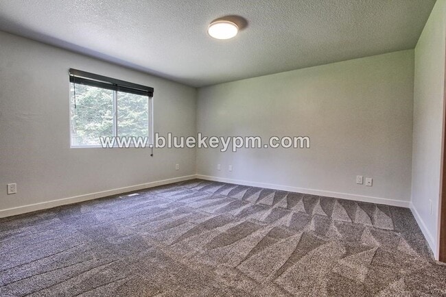 Building Photo - 3 Bed, 2 Baths Home in North Image Neighborhood with Large Yard