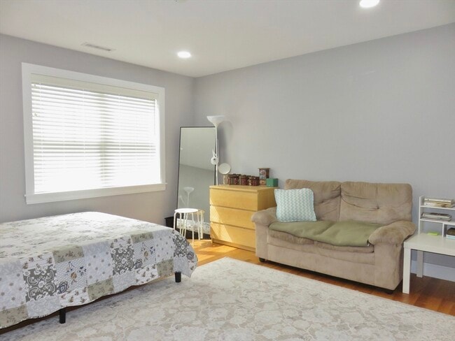 Building Photo - 32 Gale St