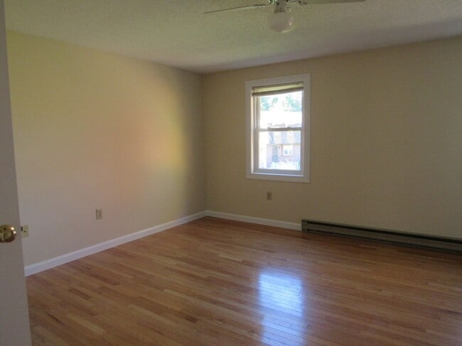 Building Photo - Gorgeous Derry Townhouse for Rent- Stongat...