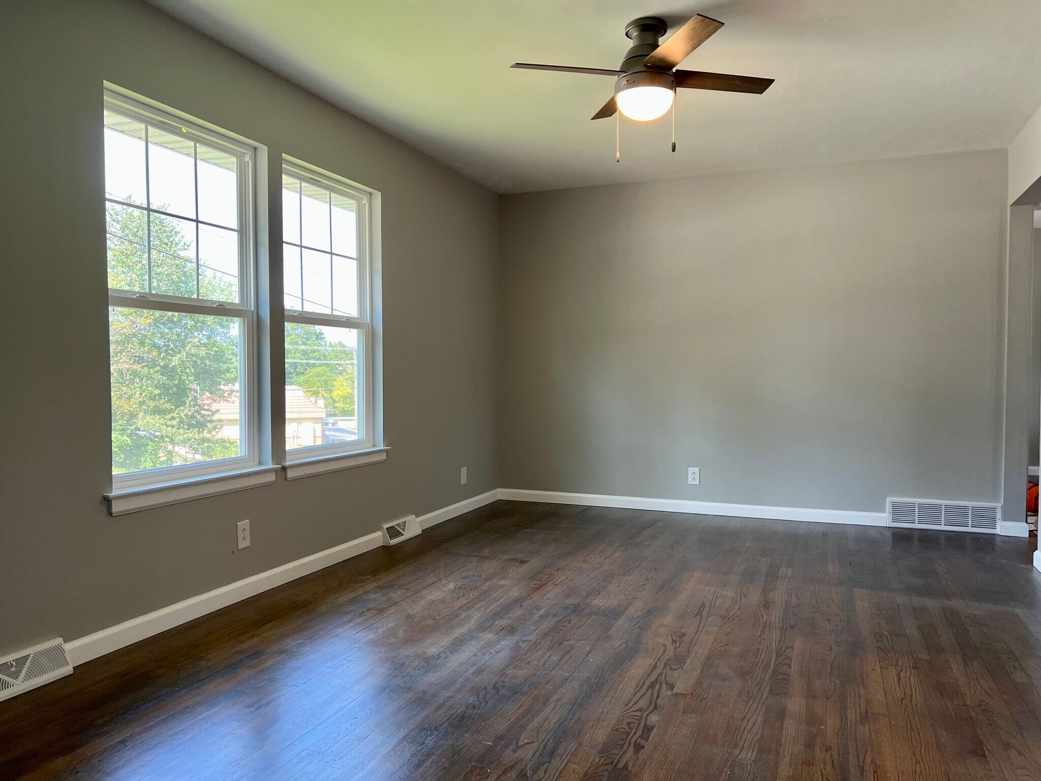 Living room with hardwood floors - 312 Crestview Dr