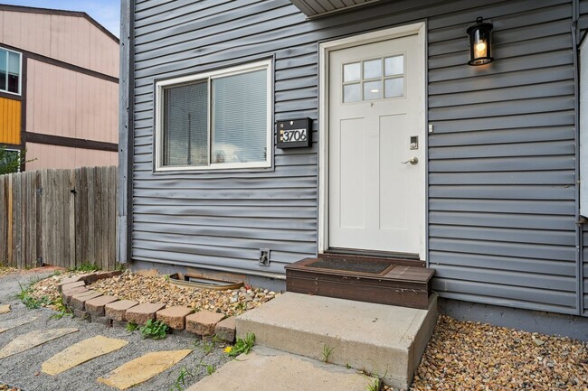 Building Photo - Newly Remodeled Denver Townhome