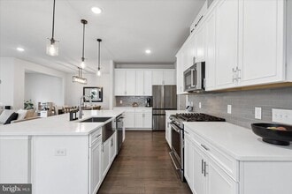 Building Photo - 619 America Dr
