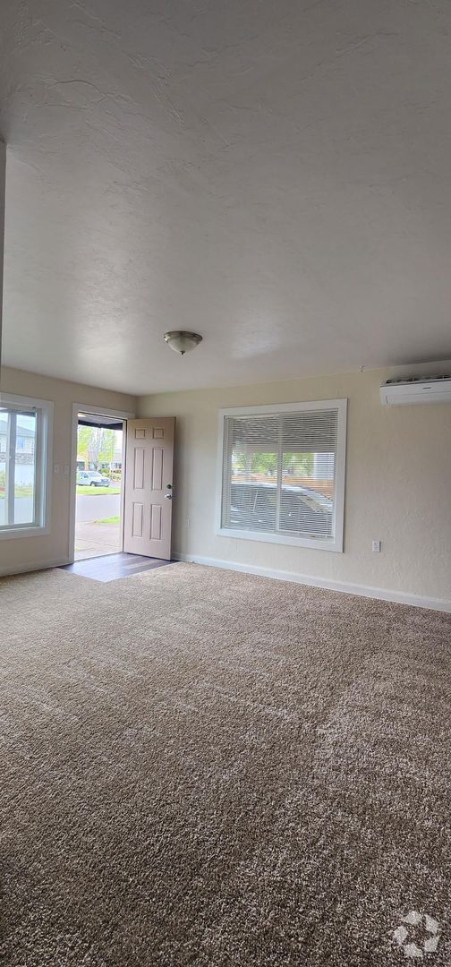 Building Photo - $500 MOVES YOU IN! 3 Bedroom Albany House ...