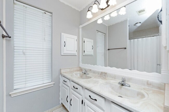 Building Photo - 1534 Vickery Dr