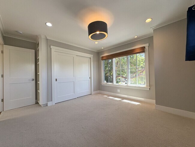Building Photo - Spacious 5BR/3.5BA Palo Alto Home with Gourmet Kitchen & Large Backyard