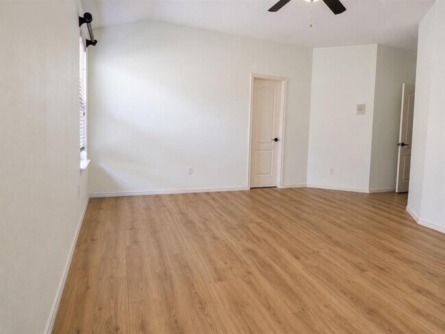 Building Photo - 3844 Laurel Ridge Dr