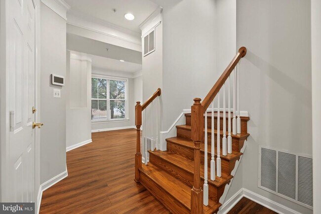 Building Photo - 5256 Bessley Pl
