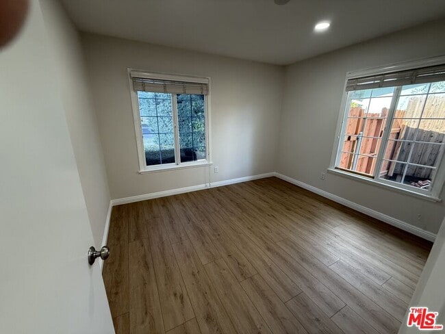 Building Photo - 20224 Kinzie St